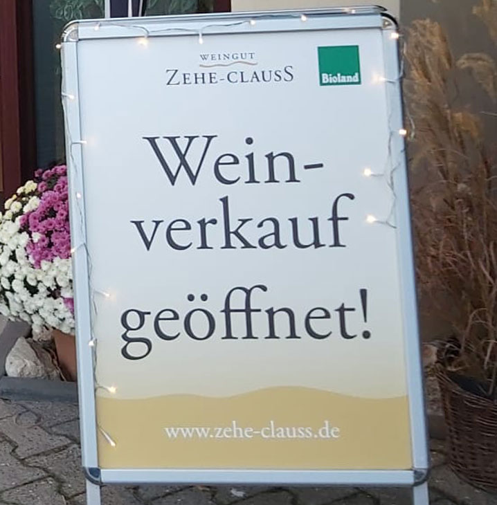 Schild vor der Vinothek "Weinverkauf geöffnet"